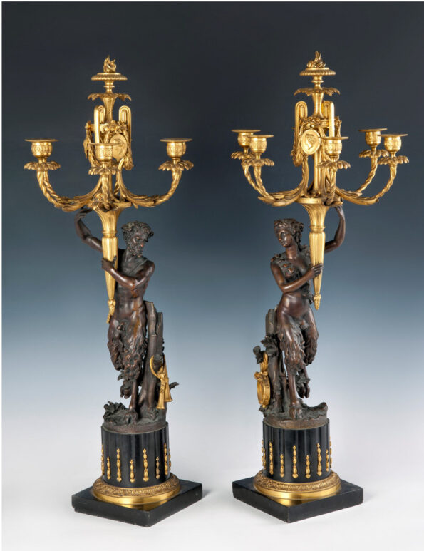 Coppia di candelieri in bronzo dorato e brunito