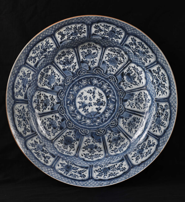 Plate parade in white ceramic glazed and painted with plant motifs