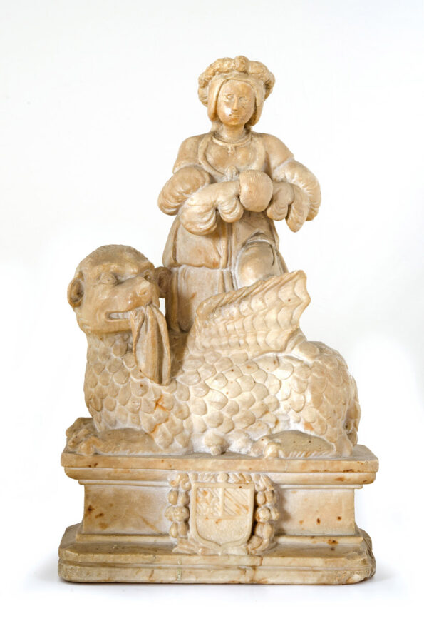 Scultura in marmo raffigurante donna su leone alato
