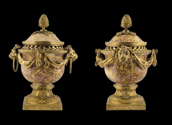 Coppia di vasi in Broccatello di Spagna e applicazioni in bronzo dorato