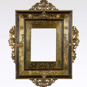 In Ebano con applicazioni in bronzo dorato a decori geometrici e cesellata a motivi vegetali-fronte